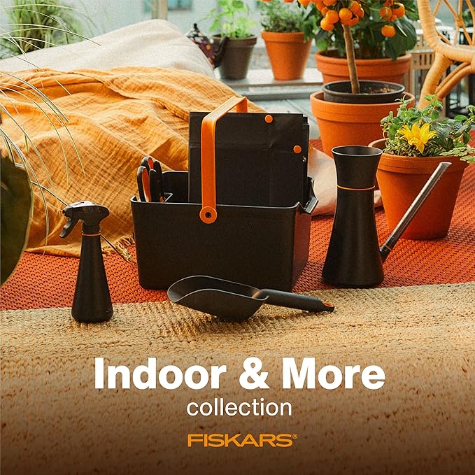 Fiskars Planting Soil Scoop and Brush Set Garden Tool for Indoor Gardening, Mess Control for Transplanting and Repotting, Made with Recycled Plastic